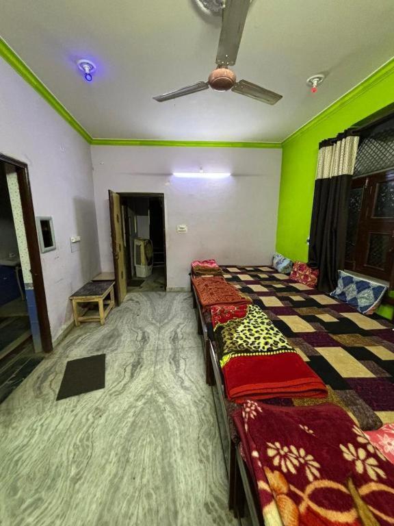 Maatu Shri Comfort Stay-Guest House Матура Екстериор снимка